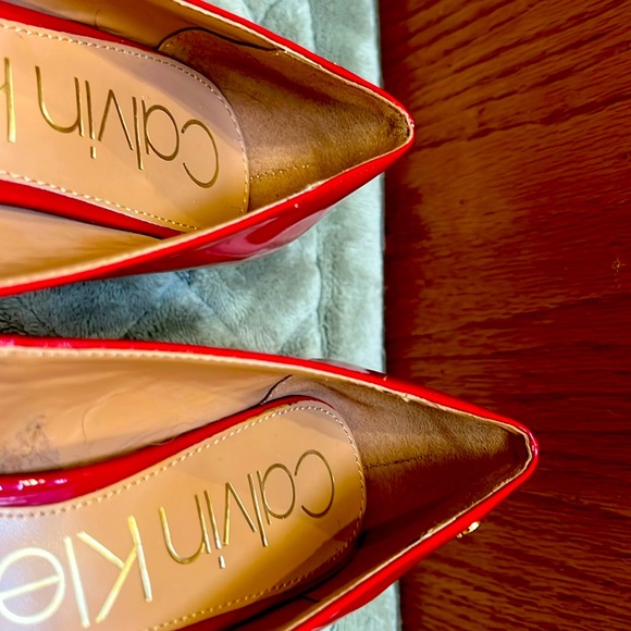 Calvin Klein Red Pointed High heels
Calvin kl Nilly size 7 - No. 7200102 - Picture 8 of 8